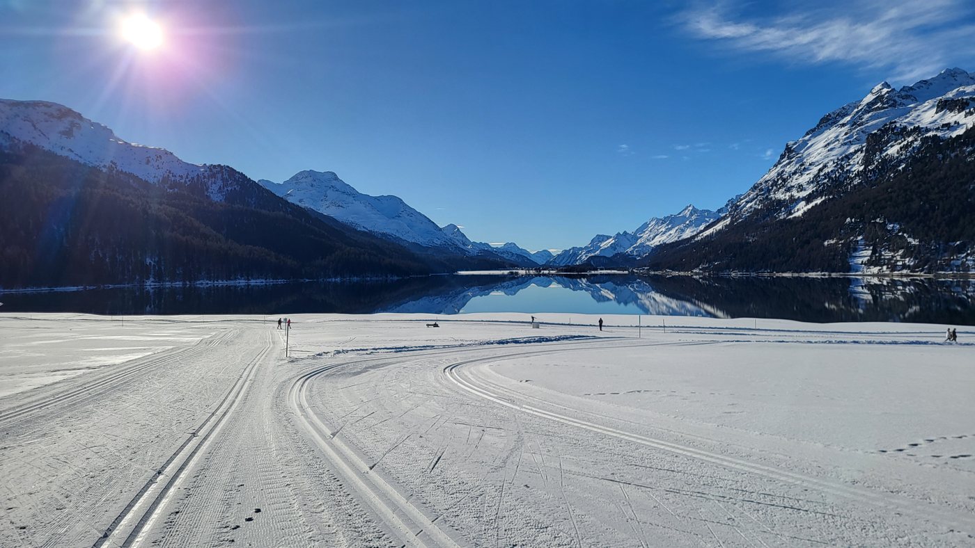 Langlaufloipe auf dem gefrorenen Silvaplanersee