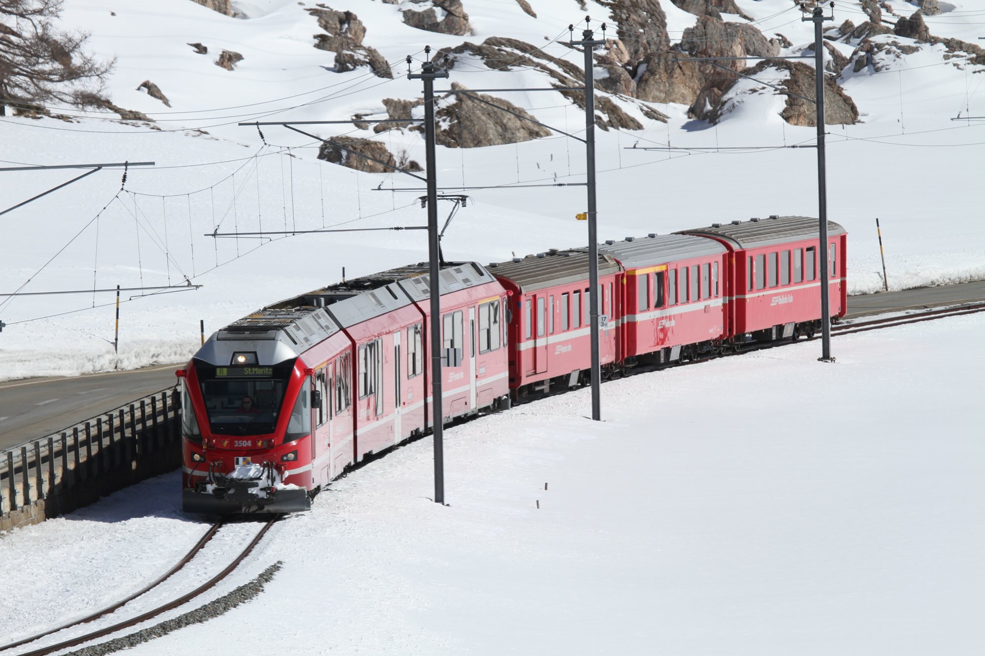 Rhätische Bahn im Schnee Richtung St. Moritz